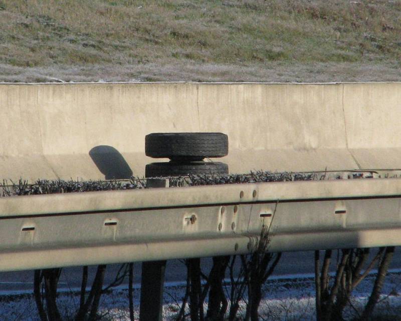 Splašený tuplák předek auta notně pochroumal