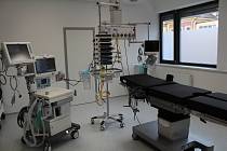 V benešovské nemocnici otevřeli nový chirurgický pavilon. Stavba za 600 milionů korun má definitivně skončit na podzim 2024.