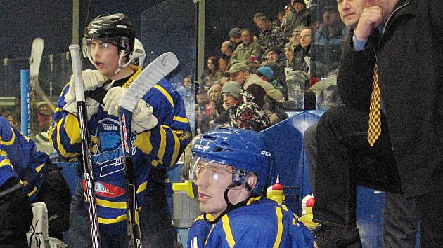 Ve Vlašimi musel Ivan Bartůšek (druhý zprava) skousnout hořkou pilulku v podobě prohry 2:6. Navíc vedl tým jako trenér, protože František Sládek byl na dovolené.