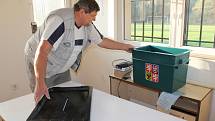 Příprava volební místnosti ve volebním okrsku číslo 12 Týnce nad Sázavou. Sídlo volebního okrsku je v Čakovicích v kabinách na fotbalovém hřišti.