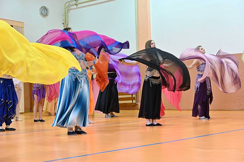Z vystoupení orientálního tance v Sázavě.