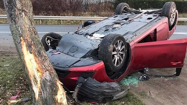 Při dopravní nehodě u Strančic skončilo auto na střeše a ještě narazilo do stromu.