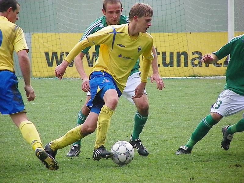 Jakub Bredler (u míče) porážku Benešova od béčka Bohemians neodvrátil.