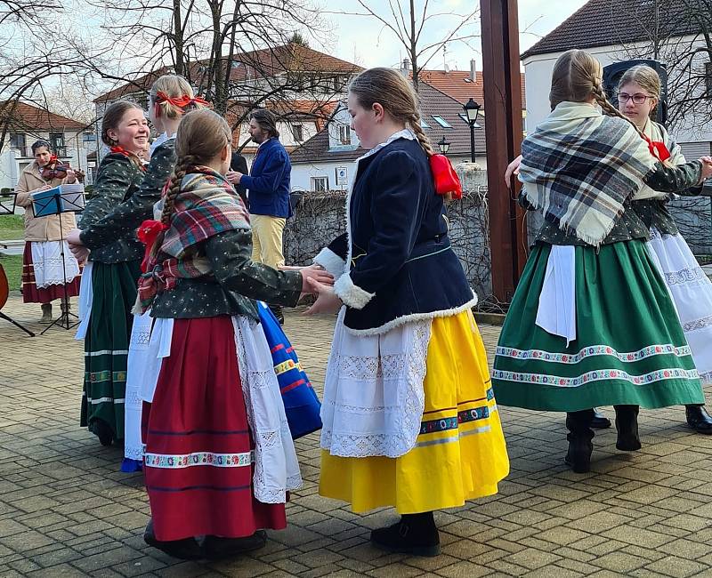 Z vystoupení folklorního souboru Benešáček v rámci doprovodního programu Velikonočního jarmarku v Bystřici.