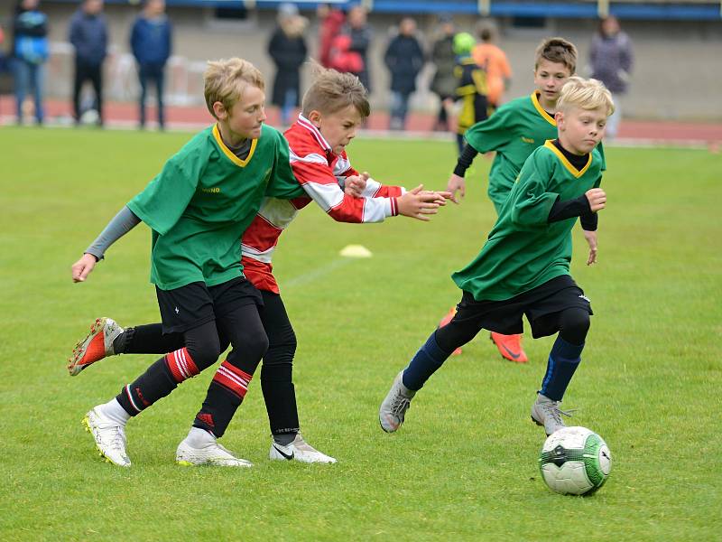 Zápas McDonald´s cupu ve Vlašimi mezi ZŠ Příbram Březové Hory (v červenobílém) a ZŠ Benešov Dukelská (v zeleném).