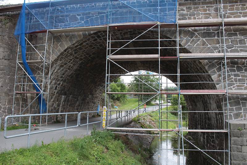 Železniční viadukt v Poříčí nad Sázavou.