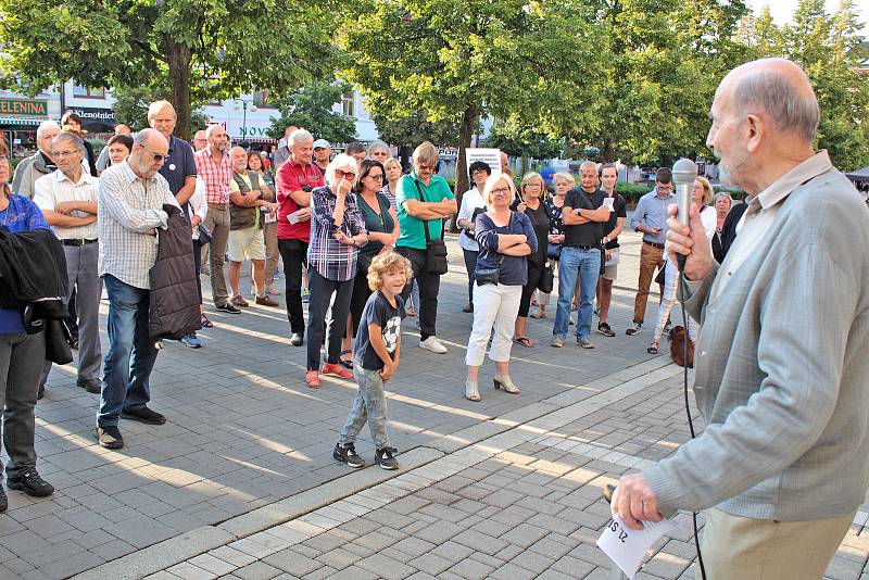 Milion chvilek pro demokracii na benešovském Masarykově náměstí 21. srpna 2019.