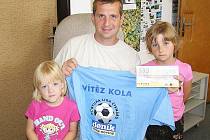 Libor Exner z Vlašimi si pro 100 poukázku od sázkové kanceláře Fortuna a tričko za výhru v 1. kole Fortuna ligy přišel do redakce Benešovského deníku se svými dcerami. 