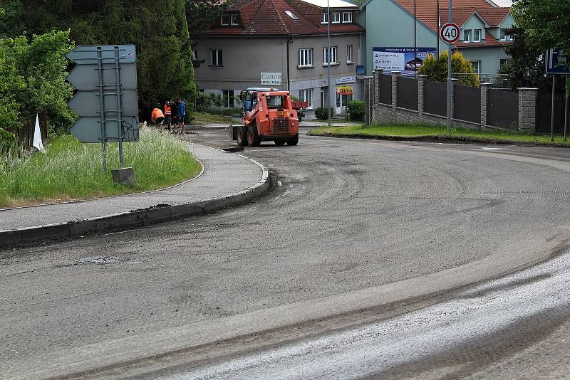 Z rekonstrukce povrchu silnice v Nové pražské ulici v Benešově.