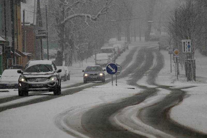 Sníh v ulicích Benešova, středa 17. února 2016.. 