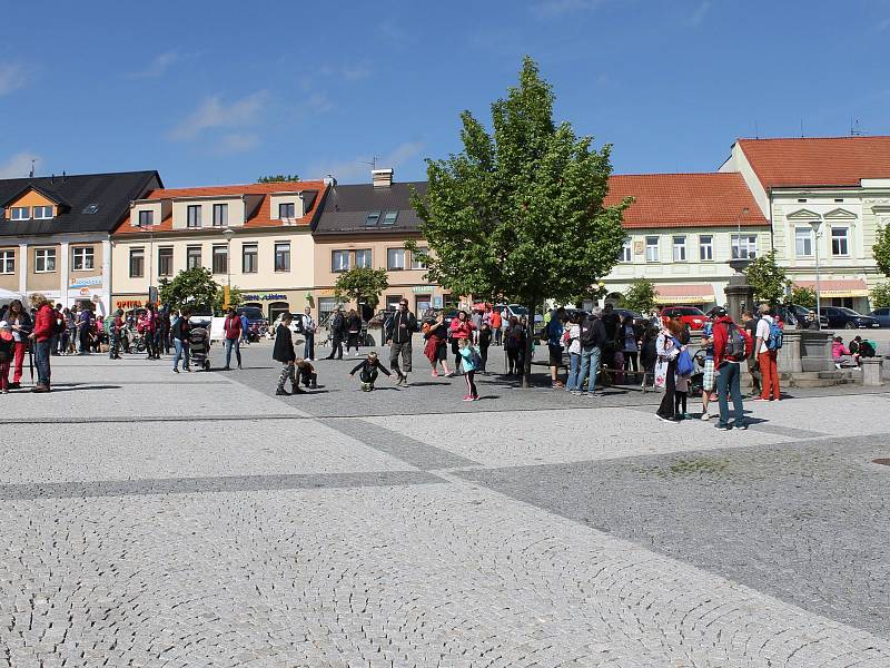 Po cestě byla startovná stanoviště pro turisty, kteří bydleli podél trasy, na Benešovsku to bylo v Týnci nad Sázavou, ve Voticích a také v Miličíně vyšli vozíčkáři a zdravotně hendikepovaní.