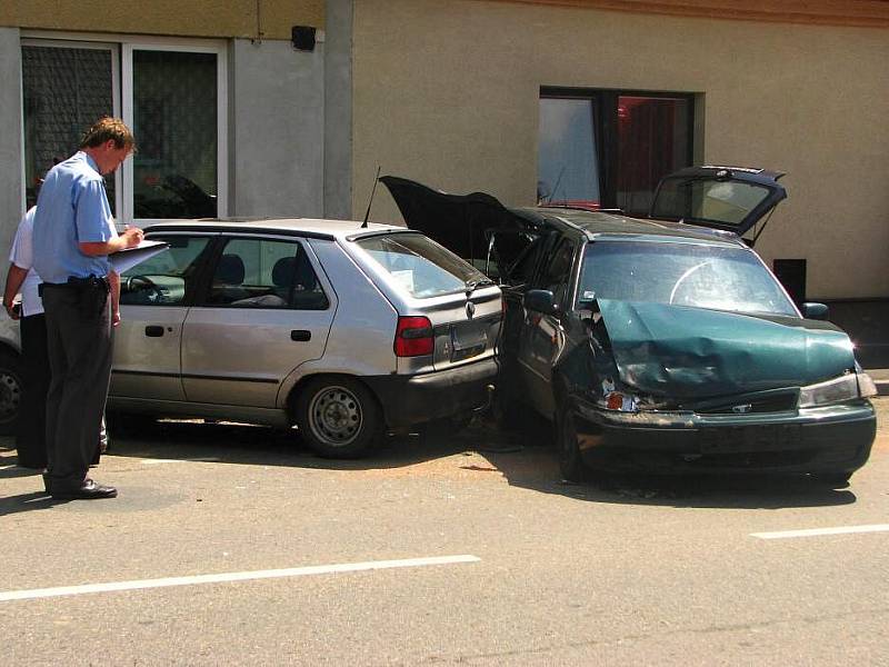 Nehoda tří osobních automobilů v ulici Na Chmelnici