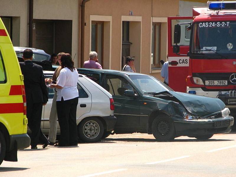 Nehoda tří osobních automobilů v ulici Na Chmelnici