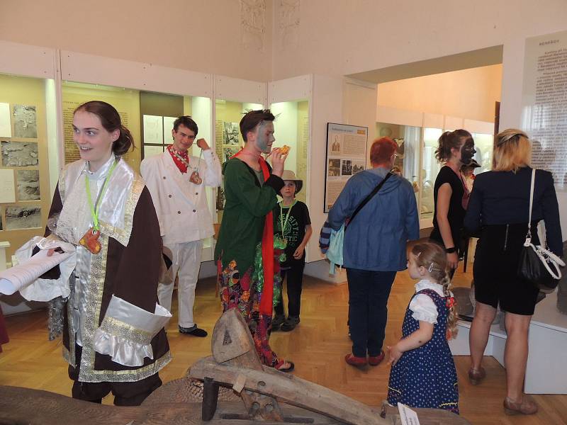 Pří muzejní noci v Benešově si příchozí poslechli folklorní soubor i ochutnali tradiční marmeládu.