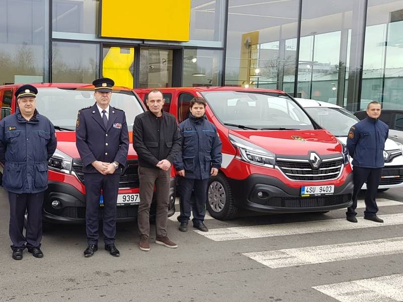 Z převzetí nových užitkových automobilů zástupci HZS Středočeského kraje.