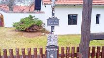 Křížek vedle zvoničky.
