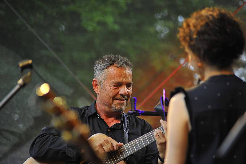 Koncert zaplnil klášterní zahradu.