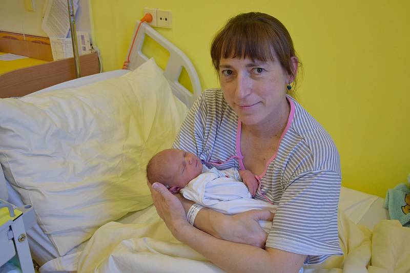 Monika Chobotová se Olze Šimkové a Petru Chobotovi narodila v benešovské nemocnici 8. února 2022 v 8.18 hodin, vážila 3550 gramů. Doma v Ratajích na ni čekaly sestřičky Zdenka (3) a Blanka (2).