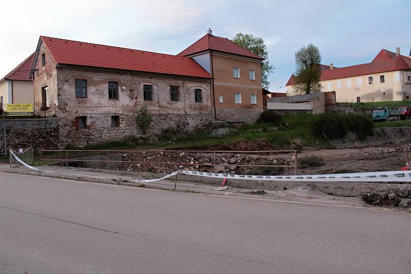 Pivovarský rybník v Louňovicích pod Blaníkem během rekonstrukce.