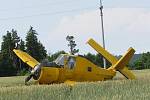 Práškovací letadlo Čmelák se zřítilo do pole nedaleko Votic