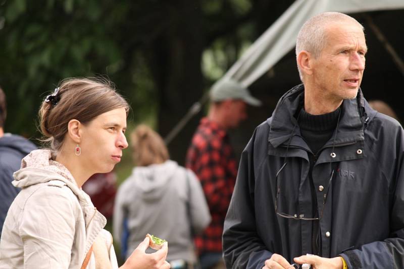 VlčkoviceFest stále pokračuje. Teprve až v neděli ráno se přítomní rozloučí bohoslužbou pod širým nebem.