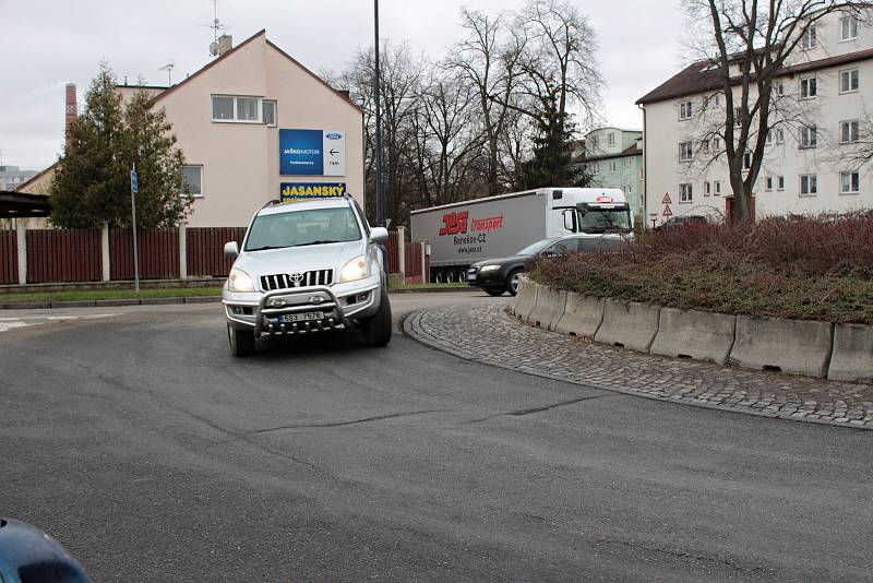 Zvýšená intenzita dopravy v ulicích Benešova kvůli uzavřené silnici I/3.