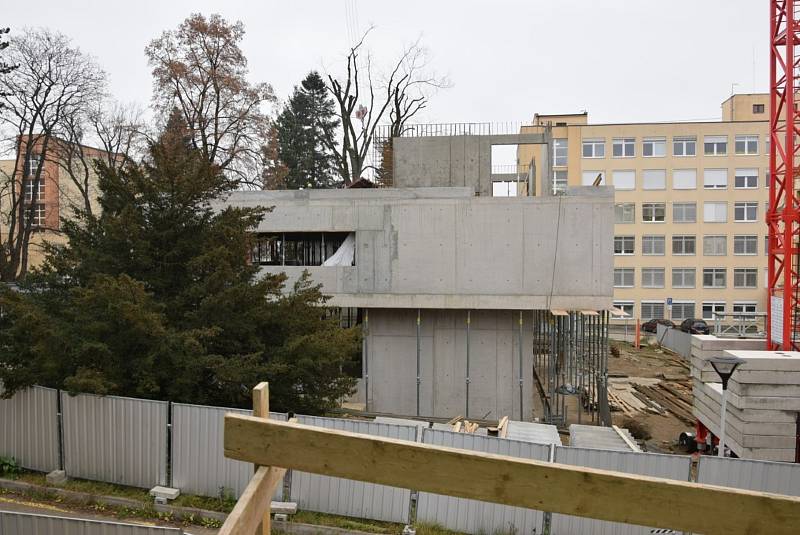 Přístavba chirurgického pavilonu v areálu Nemocnice Rudolfa a Stefanie v Benešově na začátku prosince roku 2022.