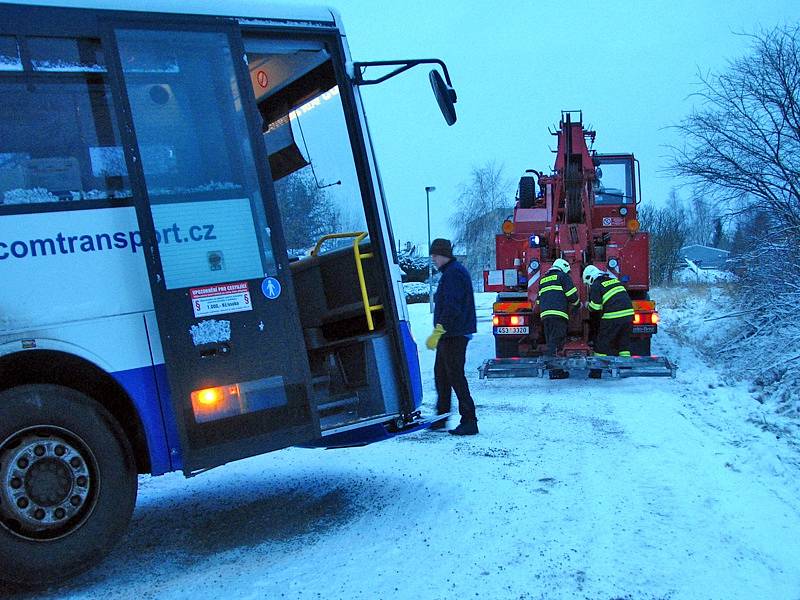 Ledovka poslala v Olbramovicích autobus v zatáčce k příkopu. 