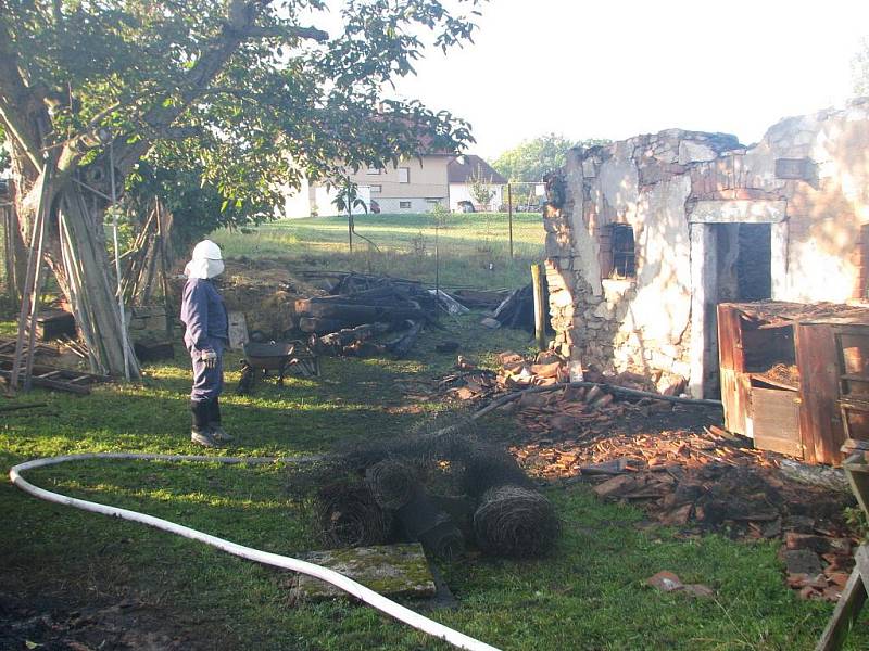 Požár hospodářského stavení uprostřed Vrchotových Janovic.