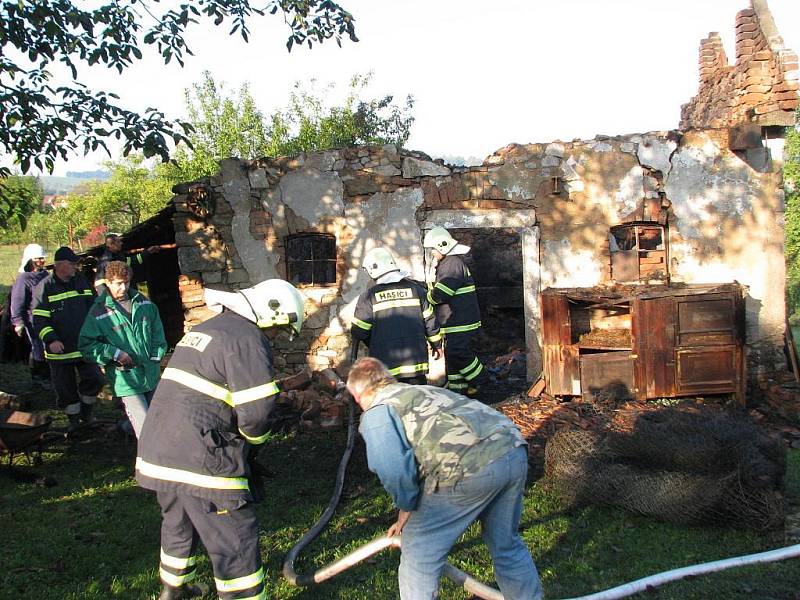 Požár hospodářského stavení uprostřed Vrchotových Janovic.