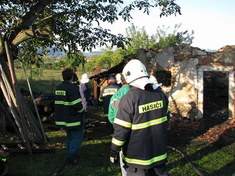 Požár hospodářského stavení uprostřed Vrchotových Janovic.