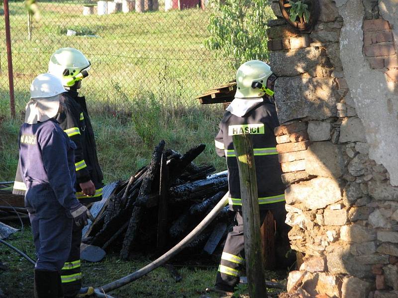 Požár hospodářského stavení uprostřed Vrchotových Janovic.