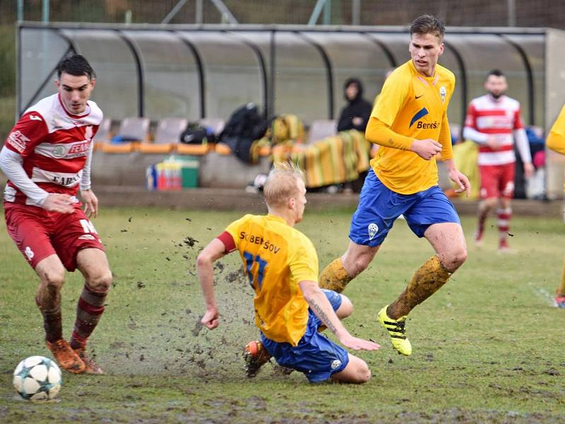 První jarní kolo ČFL - Štěchovice (v červenobílém) porazily doma po obratu Benešov 2:1.