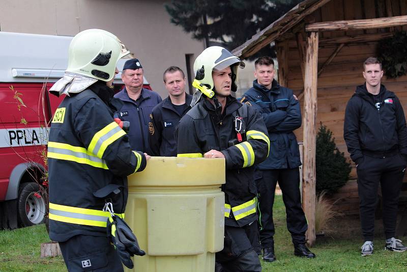 Z hasičského cvičení v Malovidech na téma otrava chemikálií.