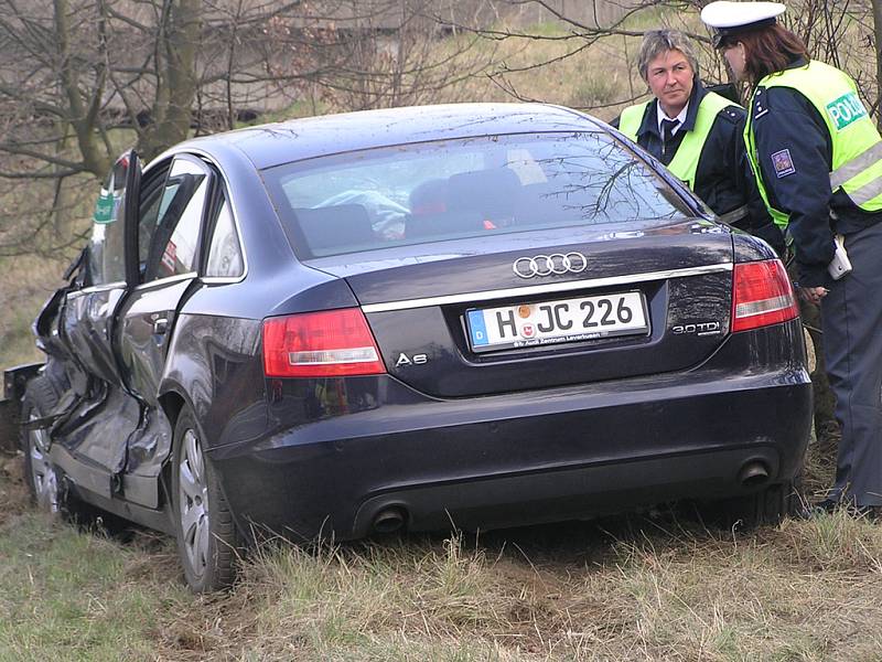 Policistky prohlížejí vůz Audi.