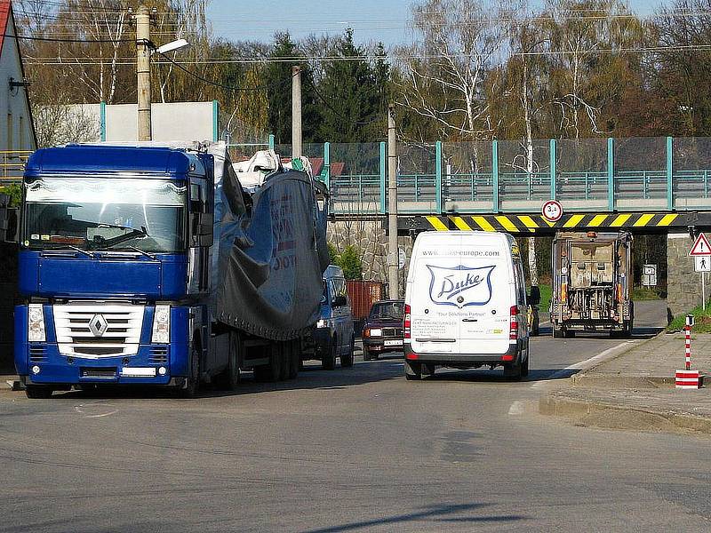 Mosty na silnici I/3 projdou do opravou která má skončit na začátku září. Poškozuje je těžká doprava na nich i pod nimi. Nehoda kamionu v Konopišťské ulici.