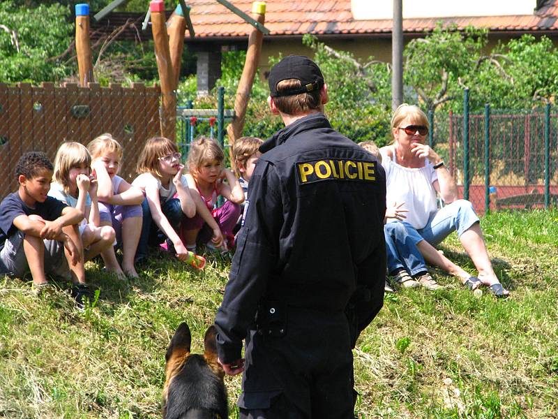 Policejní psovodi předvedli školákům čtyřnohé parťáky.