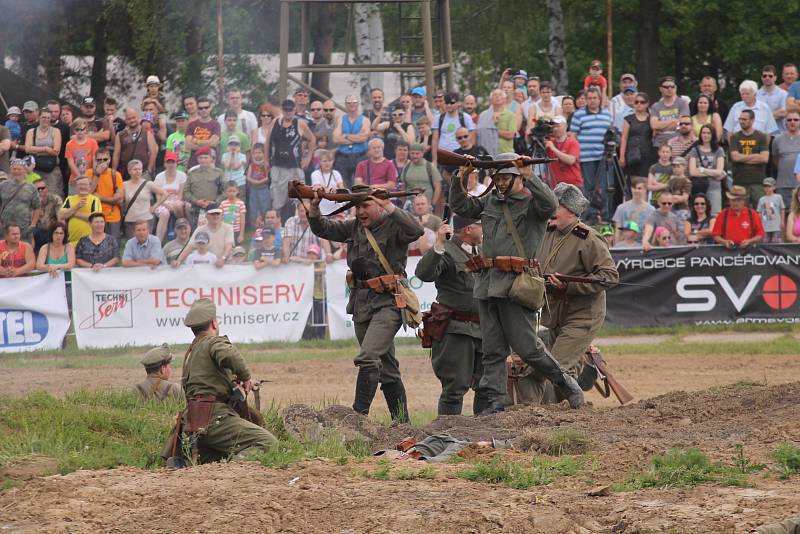 Vojenské technické muzeum se opět po roce velkolepě otevřelo veřejnosti. Dvacátou druhou sezonu zahájil průlet letounů i ukázka bitvy u Zborova.