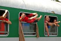 Fanoušky, kteří dorazí do Votic vlakem, doprovodí policisté na stadion i zpět. Ilustrační foto.
