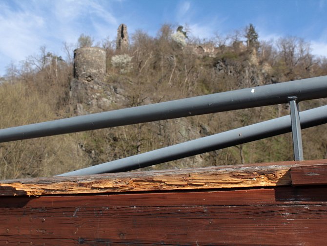 Dřevěná lávka přes Sázavu ve Zbořeném Kostelci projde na jaře 2024 po necelé dekádě opravou za 1,5 milionu korun.