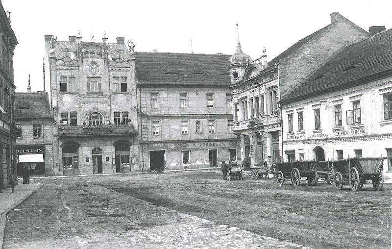 Zájezdní hostinec U zeleného stromu stojí na Malém náměstí v Benešově stále. Jen se jedná o jinou budovu.