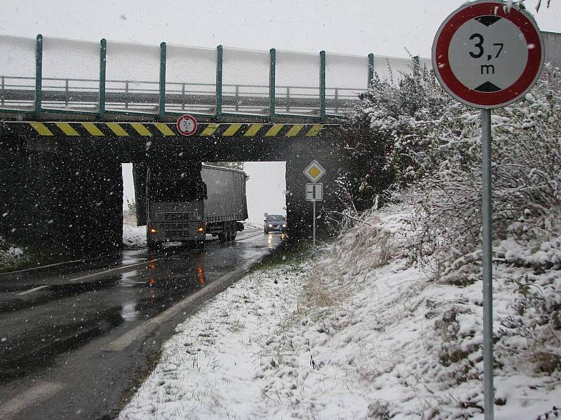 Dopravní nehoda pod mostem silnice E55 na Týnec nad Sázavou.