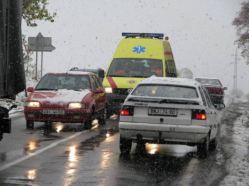 Dopravní nehoda pod mostem silnice E55 na Týnec nad Sázavou.