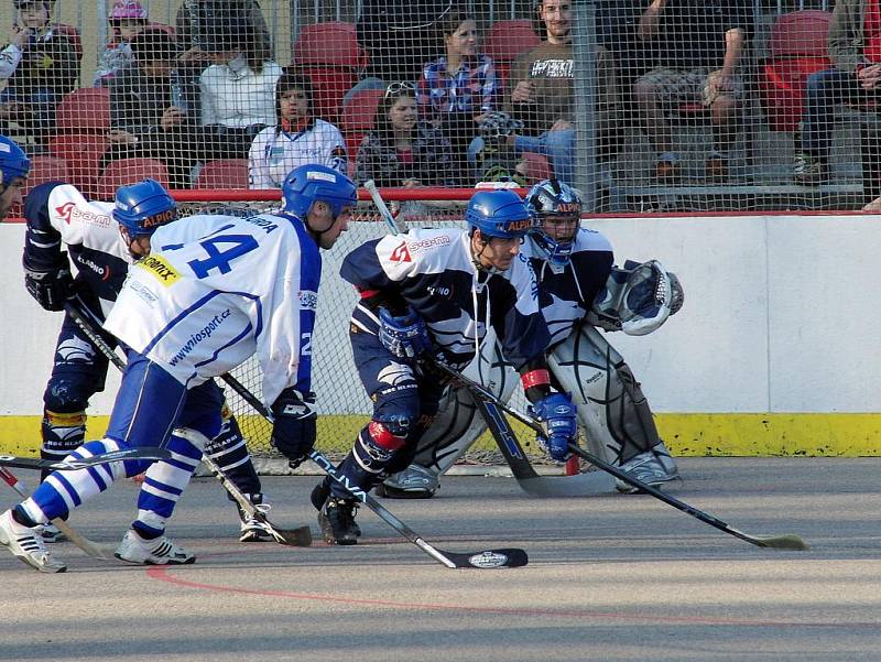 Třetí čtvrtfinálový zápas extraligy hokejbalu Vlašim - Alpiq Kladno 1:2.