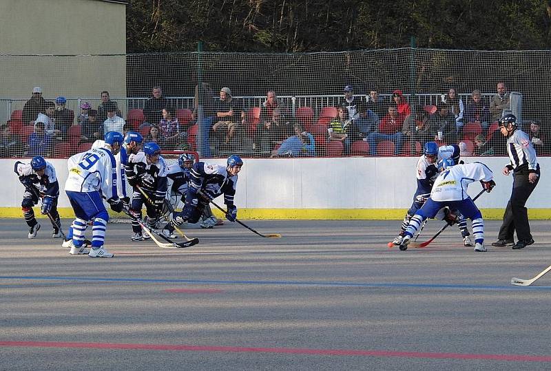 Třetí čtvrtfinálový zápas extraligy hokejbalu Vlašim - Alpiq Kladno 1:2.