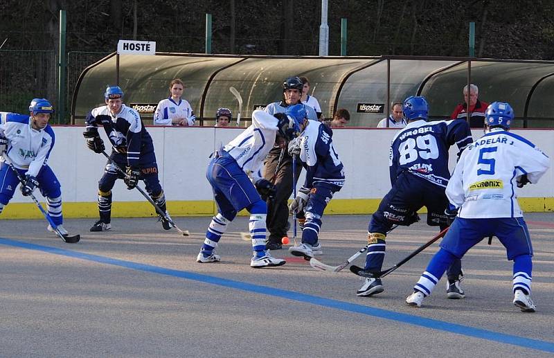 Třetí čtvrtfinálový zápas extraligy hokejbalu Vlašim - Alpiq Kladno 1:2.