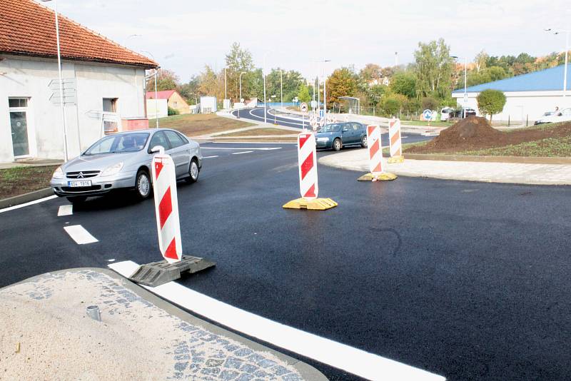 Dopravní stavba ve Vlašimi - sjezd z hlavní silnice do sportovního areálu Na Lukách.