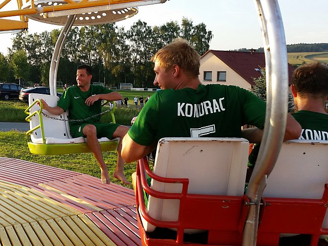 Výhru nad Průhonicemi oslavili kondračtí fotbalisté jízdou na kolotoči.
