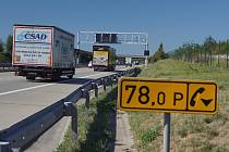 Poloportál úsekového měření rychlosti na výjezdu z měřeného úseku u Modletic - v dálničním kilometru 78,1 ve směru jízdy od dálnice D1 k D5.