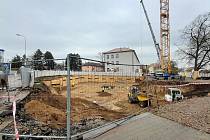 U stavby bytového domu v centru Benešova už vztyčili stavební jeřáb.